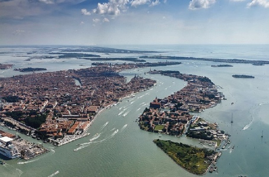 Venice Marco Polo Airport, Ý nằm trọn trong lòng một con kênh uốn lượn tạo nên vẻ thơ mộng vốn có của thành phố Venice.